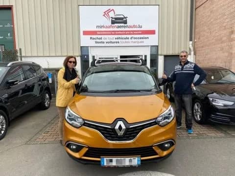 Zufriedene Kundin verkauft Renault bei MKAA Autoankauf Luxemburg