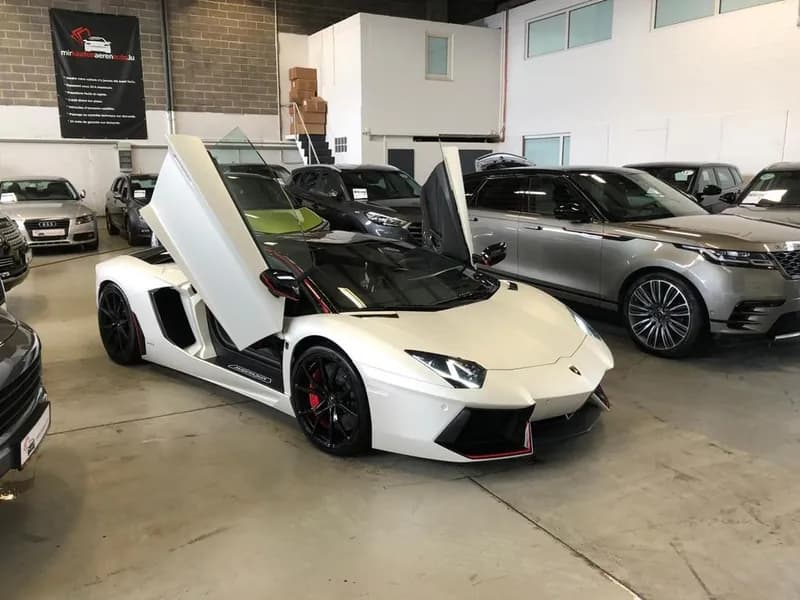 Lamborghini Aventador Seitenansicht mit offenen Flügeltüren bei MKAA
