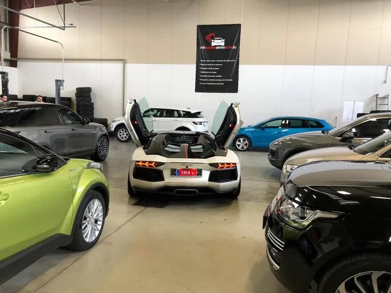 Lamborghini Aventador Heckansicht im MKAA Showroom mit Fahrzeugen