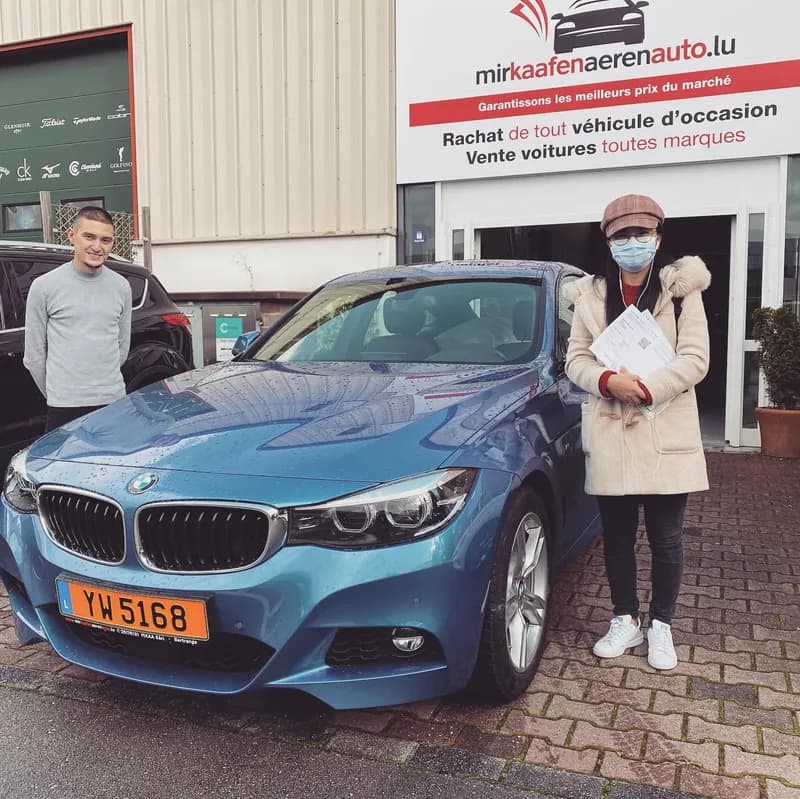 Zufriedener Kunde bei BMW Fahrzeugübergabe MKAA Luxemburg