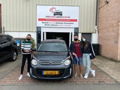 Drei glueckliche MKAA-Kunden mit ihrem neuen Citroen C1 vor der Filiale Bertrange